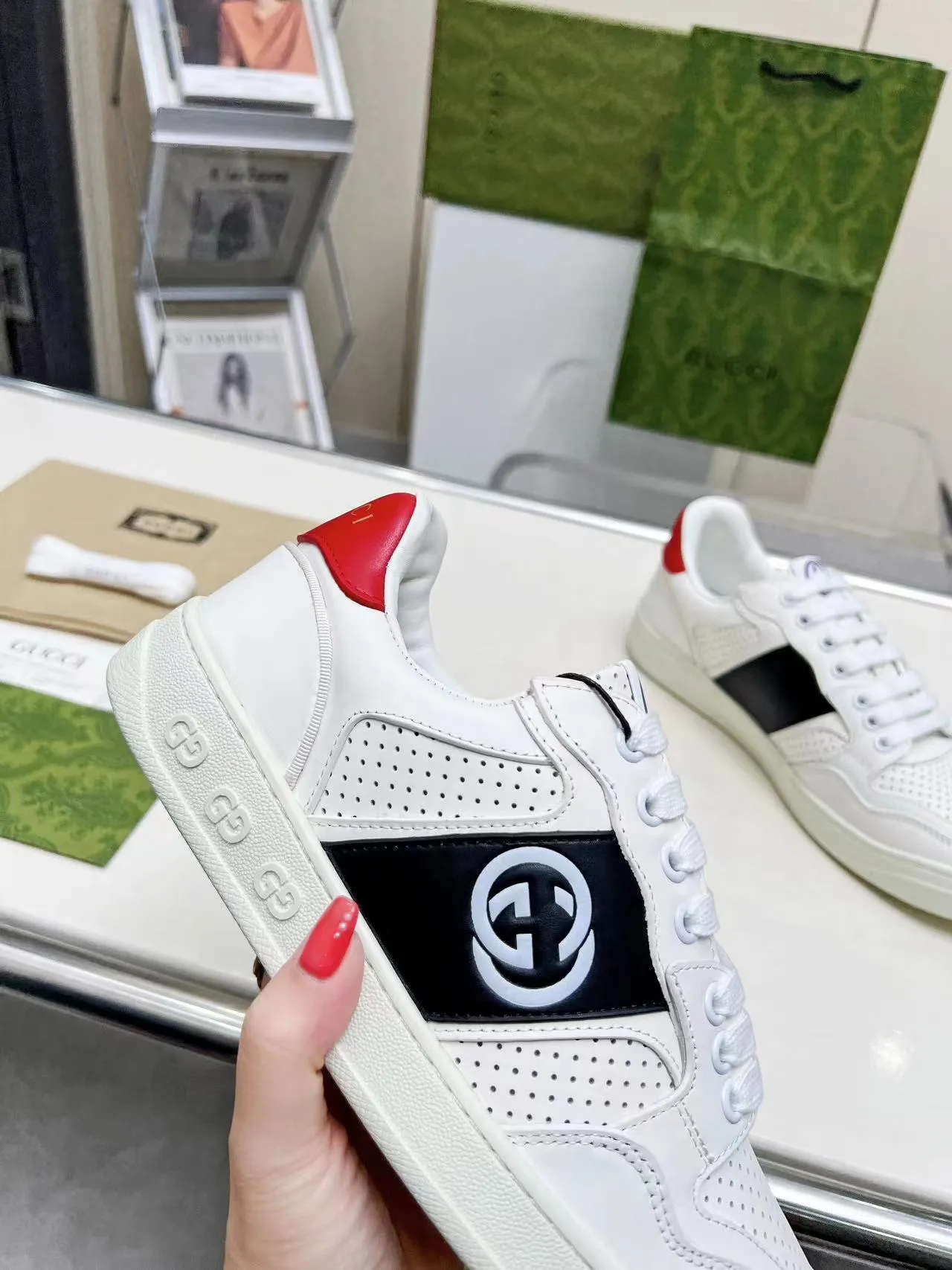 P620 💞💞Gucci G Home’s latest popular sports shoes, couple’s style, casual, retro white shoes 🌸🌸🌸 New popular series. The exquisite and compact interlocking double G logo romantically interprets the aesthetic concept of this series. Made of off-white leather, retro inspiration is cleverly blended into the sneaker design to reinterpret the brand logo. Exquisitely packaged at the delivery counter 🛍📦 ▪️Fabric: Original custom-made imported first-layer cowhide leather ▪️Lining: Original custom-made imported cowhide lining ▪️Outsole: Original molded two-color TPU outsole ▪️Size: Women's 35-40 / Men's 39-45